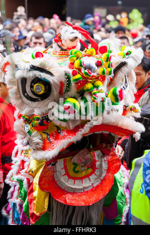 London, UK. 14. Februar 2016. Eine traditionelle Löwe-Tänzerin mit Maske geht durch China Town. Für das Ritual Choi Ching ist Kohl, als Symbol für Glück, hängt von den Eingängen der Geschäfte und Restaurants in den Straßen von China Town, oder auf einem Hocker angeboten und dann packte ein Löwe-Tänzer.  Beigefügt sind rote Umschläge als Opfergabe an den Löwen.  Londoner Feierlichkeiten sollen die größten außerhalb Chinas sein. Bildnachweis: Imageplotter und Sport/Alamy Live Nachrichten Stockfoto