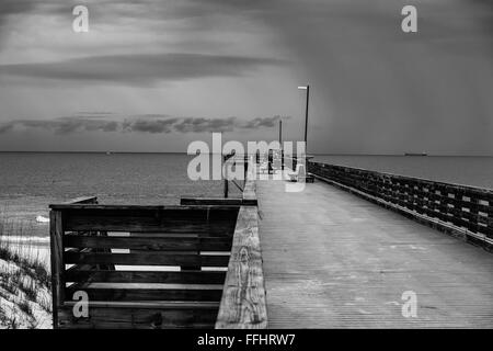 stürmische bewölkten Himmel und Pier über Golf von Mexiko Stockfoto