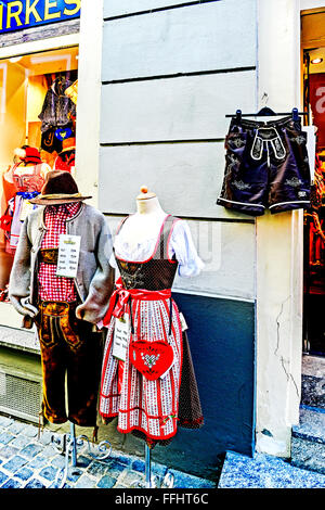 Bayerische Kleidung auf dem Display, Bayerische Tracht Im Schaufenster Stockfoto