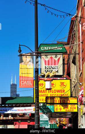 Bunte Schilder und chinesischen Zeichen Wentworth Avenue in Chicagos Chinatown Nachbarschaft definieren. Chicago, Illinois, USA. Stockfoto