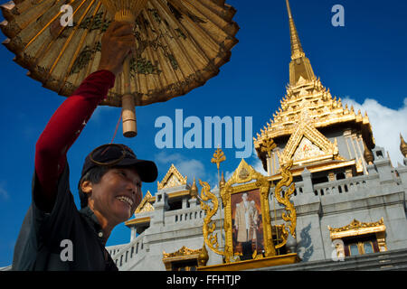 Regenschirm-Verkäufer. Fassade eines Tempels, Wat Traimit, Bangkok, Thailand. Wat Traimit in Bangkok. Tempel des goldenen Buddha In Chinatow Stockfoto