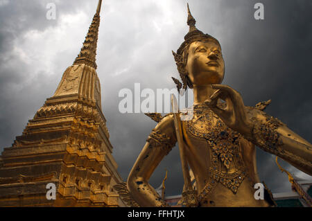 Grand Palace Wat Phra Kaeo Gold Statue Apsonsi Bangkok Thailand. Grand Palace und Smaragd Buddha Tempel Wat Phra Kaeo. Das Grand Stockfoto
