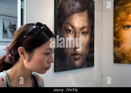 Frau in einer Kunstgalerie in Chatuchak Weekend Market oder Jatujak Market; ist eines der weltweit größten Wochenmärkte Abdeckungen Bereich Stockfoto