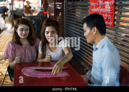 Tarot-Leser. Wahrsagerin in Bangkok Thailand geben eine Lesung in der Yaowarat Road in der Nacht in zentralen Chinatown Viertel von Ban Stockfoto