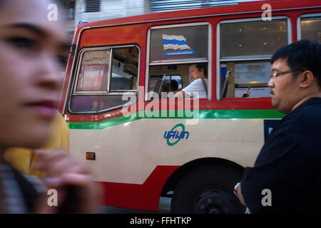 Öffentlicher Bus auf der Straße. Blick auf Thanon Yaowarat Straße bei Nacht in Zentralthailand Chinatown-Viertel von Bangkok. Yaowarat ein Stockfoto