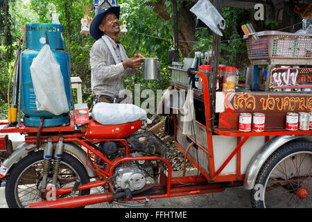 Bar Café bei einem Motorrad. Kaffee und Getränke vorzubereiten. Ko Kret (auch Koh Kred) ist eine Insel im Fluss Chao Phraya, 20 km noch Stockfoto