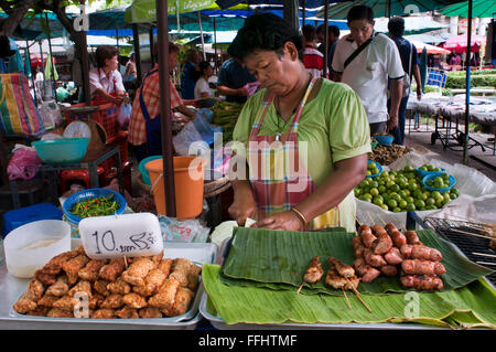 Essensstände in Tha Chang Pier 9. Frau verkauft Frühlingsrollen. Bangkok. Thailand. Phra Chan Road Dutzende von Ständen haben hübsche mu Stockfoto