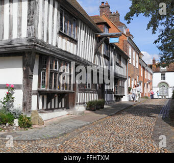 Mittelalterliches Fachwerkhaus auf einem gepflasterten Straße am Kirchplatz, Rye, East Sussex, Großbritannien Stockfoto