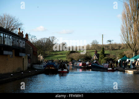 Hausboote in Stoke Bruerne, Northamptonshire Stockfoto