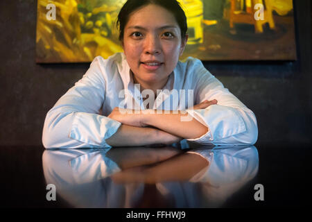 Küchenchef Bo Songvisava, die beste Frau Koch in Asien in ihrem Restaurant Bo Lan in Bangkok. Thailand. Küchenchef Bo Songvisava bricht bo Stockfoto