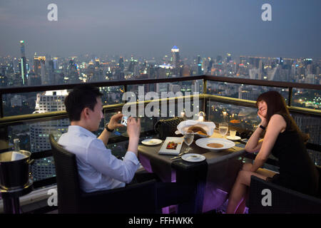 Romantisches Abendessen. Banyan Tree auf dem Dach Vertigo & Moon Bar, Restaurant, Bangkok, Thailand. Blick auf die Stadt, Vertigo Bar und Res Stockfoto