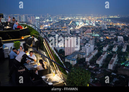 Landschaft, Ansichten. Banyan Tree auf dem Dach Vertigo & Moon Bar, Restaurant, Bangkok, Thailand. Blick auf die Stadt, Vertigo Bar und Re Stockfoto