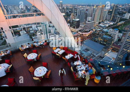 Roter Himmel Restaurant auf der Dachterrasse. Bangkok. Thailand. Auf der obersten Etage des Wolkenkratzers Centara Grand in der Innenstadt. Die Ansicht Ch Stockfoto