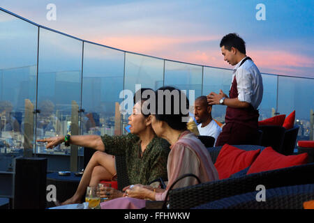 Red Sky-Bar auf dem Dach. Bangkok. Thailand. Auf der obersten Etage des Wolkenkratzers Centara Grand in der Innenstadt. Die Ansicht Chinatown Stockfoto