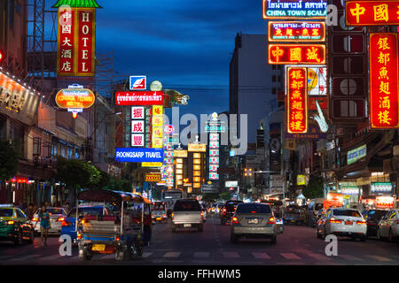 Blick auf Thanon Yaowarat Straße bei Nacht in Zentralthailand Chinatown-Viertel von Bangkok. Yaowarat und Phahurat ist Bangkoks mu Stockfoto