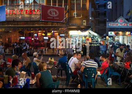 Bars, Restaurants und Nachtleben in der Khao San Road. Bangkok. Garküche. Bangkok. Khaosan Road oder Khao San Road ist eine kurze Straße Stockfoto