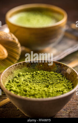 Matcha-Tee-Pulver in einer Schüssel Stockfoto