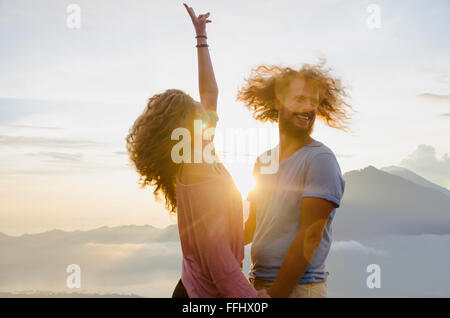 Glückliches Paar in der Sonne auf einem Hintergrund von Bergen. Stock Bild. Stockfoto