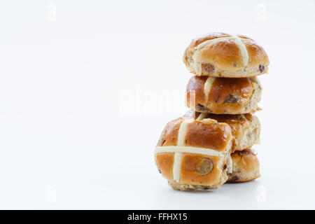 Ein Stapel von Ostern Hot Cross Buns auf einem weißen Hintergrund. Stockfoto