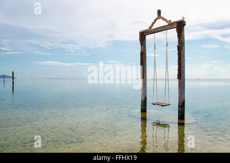 Bali, Indonesien. Schaukel liegt im Ozean in der Nähe der Insel Gili. Stock Bild Stockfoto