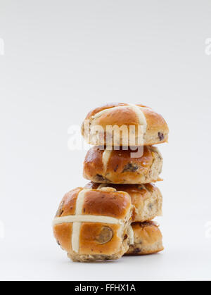 Ein Stapel von Ostern Hot Cross Buns auf einem weißen Hintergrund. Stockfoto