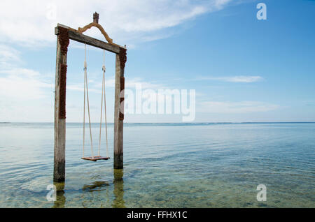 Bali, Indonesien. Schaukel liegt im Ozean in der Nähe der Insel Gili. Stock Bild Stockfoto