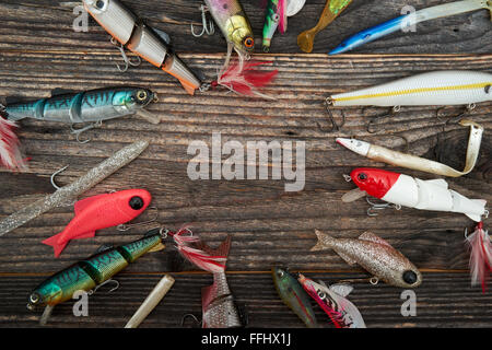 Angeln Köder auf hölzernen Hintergrund isoliert Stockfoto