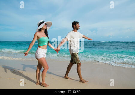 Ein Liebespaar Strandspaziergänge Azure. Stock Bild Stockfoto