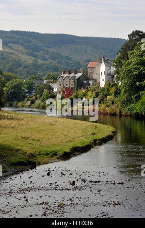 Den Fluss Dee und das Dorf Carrog, Denbighshire, Wales, UK. Stockfoto