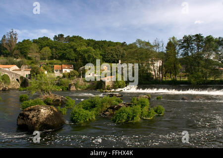 Jakobsweg, Jacobean Route. Häuser am Fluss Tambre Ponte Maceira vorbei. A Coruña. Jakobsweg, St. James Weg, St. James Trail Route von Santiago De Compostela oder auf der Straße nach Santiago Stockfoto