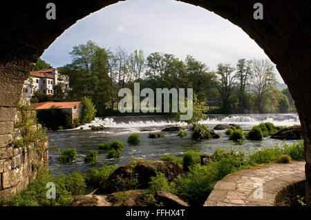 Jakobsweg, Jacobean Route. Ponte Maceira, Fluss Tambre, die wichtigste Brücke ganz. Es ist ein schönes Gebäude aus dem späten 14. Jahrhundert, umgebaut in der XVIII, die seit Jahrhunderten große Bedeutung in der Kommunikation zwischen Santiago De Compostela und die Ländereien des Finistère hatte. Jakobsweg, St. James Weg, St. James Trail Route von Santiago De Compostela oder auf der Straße nach Santiago Stockfoto