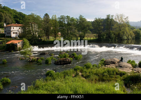 Jakobsweg, Jacobean Route. Häuser am Fluss Tambre Ponte Maceira vorbei. A Coruña. Jakobsweg, St. James Weg, St. James Trail Route von Santiago De Compostela oder auf der Straße nach Santiago Stockfoto