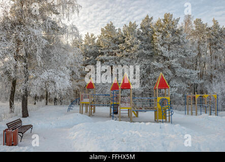 Kinderspielplatz im Winterpark Stockfoto