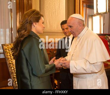 Mexico City, Mexiko. 13. Februar 2016.  Papst Francis mit mexikanischen Präsidenten Enrique Pena Nieto und First Lady Angelika Rivera während einer Tour des Nationalen Palastmuseums. Stockfoto