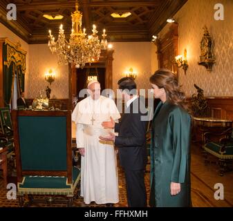 Mexico City, Mexiko. 13. Februar 2016.  Papst Francis mit mexikanischen Präsidenten Enrique Pena Nieto und First Lady Angelika Rivera während einer Tour des Nationalen Palastmuseums. Stockfoto