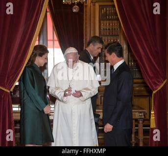 Mexico City, Mexiko. 13. Februar 2016.  Papst Francis mit mexikanischen Präsidenten Enrique Pena Nieto und First Lady Angelika Rivera während einer Tour des Nationalen Palastmuseums. Stockfoto