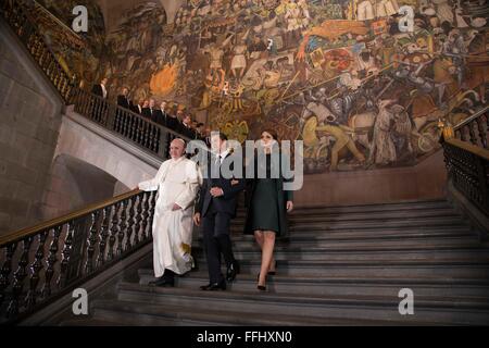 Mexico City, Mexiko. 13. Februar 2016.  Papst Francis mit mexikanischen Präsidenten Enrique Pena Nieto und First Lady Angelika Rivera während einer Tour des Nationalen Palastmuseums. Stockfoto