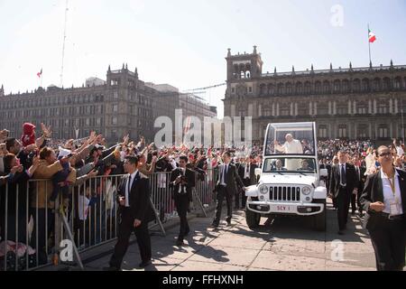 Mexico City, Mexiko. 13. Februar 2016.  Papst Francis fährt der Nationalpalast in seinem Papamobil auf dem Weg zur Messe in der Basilika der Jungfrau von Guadalupe zu feiern. Stockfoto