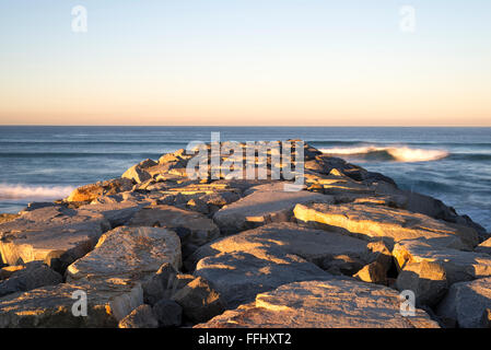 Rock-Steg, Ozean, Küste. Ponto Strand, Carlsbad, Kalifornien, USA. Stockfoto