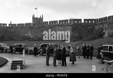 Queen Elizabeth in Shrewsbury Castle 1952 Stockfoto