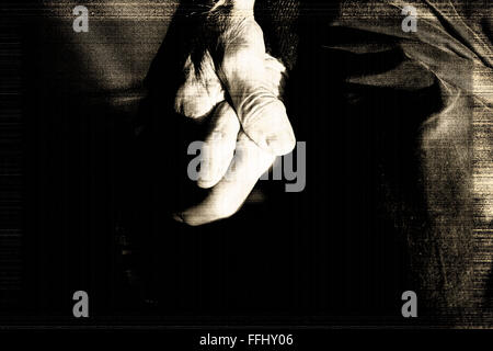 Älteres Ehepaar männliche und weibliche Hand in Hand noch in der Liebe hautnah Stockfoto