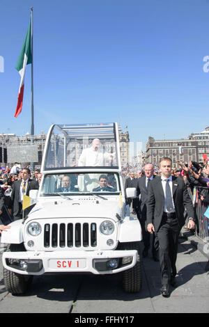 Mexico City, Mexiko. 13. Februar 2016.  Papst Francis fährt der Nationalpalast in seinem Papamobil auf dem Weg zur Messe in der Basilika der Jungfrau von Guadalupe zu feiern. Stockfoto