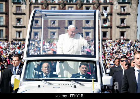 Mexico City, Mexiko. 13. Februar 2016.  Papst Francis fährt der Nationalpalast in seinem Papamobil auf dem Weg zur Messe in der Basilika der Jungfrau von Guadalupe zu feiern. Stockfoto