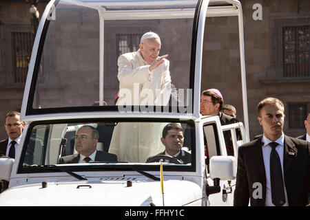 Mexico City, Mexiko. 13. Februar 2016.  Papst Francis fährt der Nationalpalast in seinem Papamobil auf dem Weg zur Messe in der Basilika der Jungfrau von Guadalupe zu feiern. Stockfoto