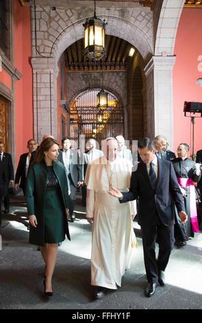 Mexico City, Mexiko. 13. Februar 2016.  Papst Francis mit mexikanischen Präsidenten Enrique Pena Nieto und First Lady Angelika Rivera während einer Tour des Nationalen Palastmuseums. Stockfoto