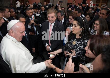 Mexico City, Mexiko. 13. Februar 2016.  Francis Papst grüßt Anhänger während der Begrüßungszeremonie im National Palace. Stockfoto