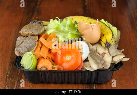 Küchenabfälle Essen, Gemüse, Teebeutel und Obst gesammelt in neu verwendeten Verpackungen für zu Hause Kompostierung oder hinzufügen zu Wurm bin... Stockfoto