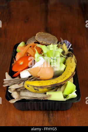 Küchenabfälle Essen, Gemüse, Teebeutel und Obst in neu verwendeten Verpackungen für zu Hause Kompostierung oder hinzufügen zu Wurm bin gesammelt. Stockfoto