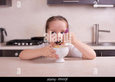 Mädchen in der Küche Suppe aus einem Kürbis Essen. Stock Bild. Stockfoto