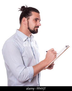 Geschäftsmann schreiben auf einem Klemmbrett, isoliert. Junger Mann mit Haar Bun. Stock Bild Stockfoto